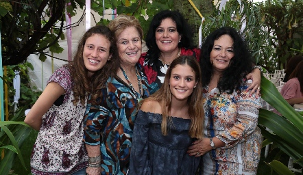  Marcelle Coulón con sus hijas y nietas, Marcelle y Lourdes Del Valle, Luli y Sofi Medina.