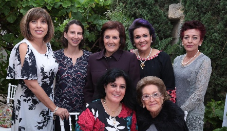  Erika Torres, Daniela Uribe, Graciela Medina, Elsa Medina, Alicia Aguilar, Lourdes Del Valle y Consuelo Castillo de Medina.