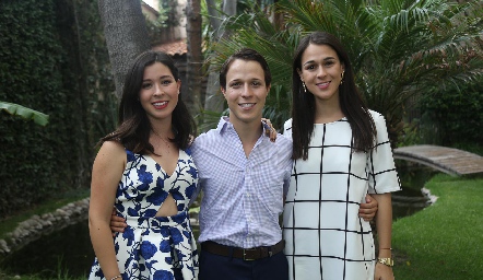  Jorge Del Valle con sus hermanas Montse y Carmelita.
