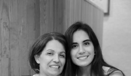  Madre e hija, compartiendo la felicidad Claudia Quintero y Mriana Rodríguez.
