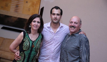  José con sus papás, Carolina César de Iga y José Iga.