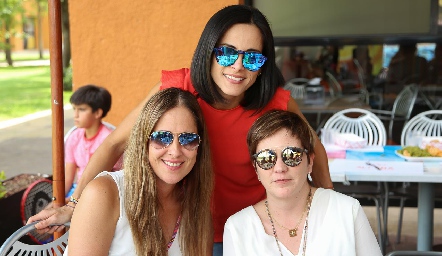  Adriana Pedroza, Anilú Enríquez y Claudia Hinojosa.