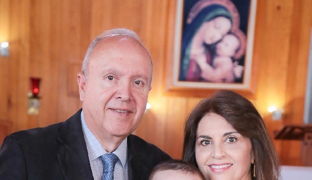  Con sus abuelos paternos.