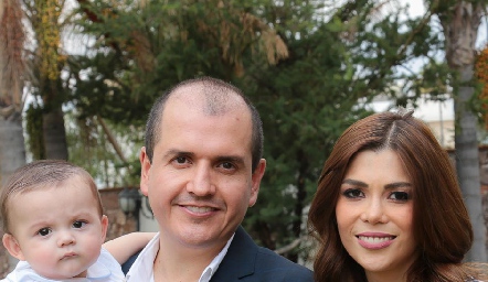 Los felices padres y el pequeño Ricardo.