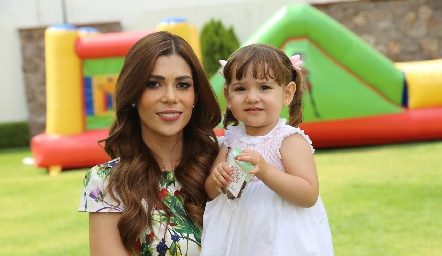  Imelda Martínez y la pequeña Isabel.