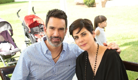 Rodrigo Alcalde y Carla Canseco.
