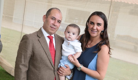  Ricardo con sus padrinos Francisco Gutiérrez Meade y Ale Luna de Gutiérrez.