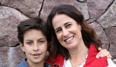  Martín de la Rosa con su mamá Ana Paula Gutiérrez.