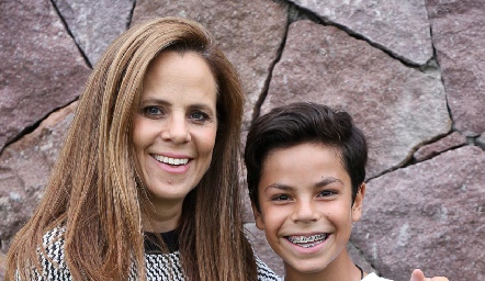  Paty Fernández con su hijo Sebastián Leos.