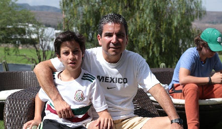 Martín de la Rosa con su hijo.