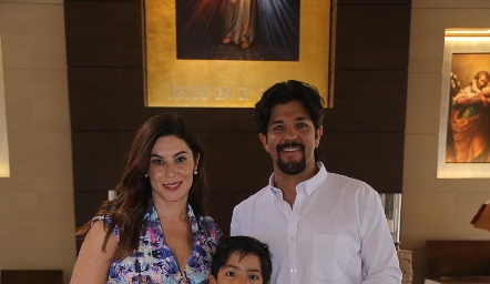  André con sus padrinos, Karina Hernández y Marcelo Lozano.