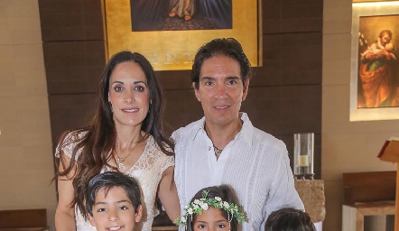  Ivette Morales y Jorge Montes de Oca con sus hijos, André, Ivette y Jorge.
