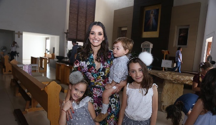  Paloma con sus hijos Luciana, Cristóbal y Paloma.
