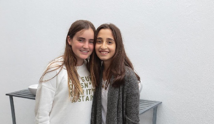  Lorena y Sofía.