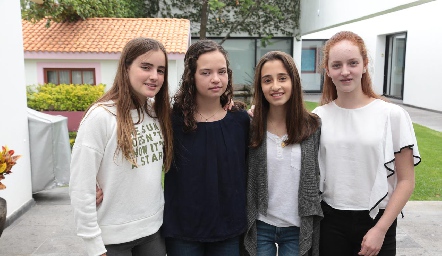 Lore, Ale, Sofía y Alejandra.