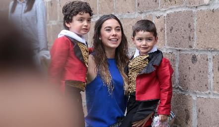  Pato, Fernanda Pérez y Sebastián.