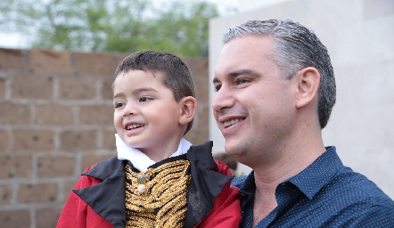 Sebastián con su papá, Luis Castro.