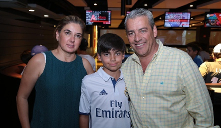  Andrés con sus papás, Martha del Camino y Andrés Gutiérrez.