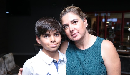 Andrés con su mamá, Martha del Camino.