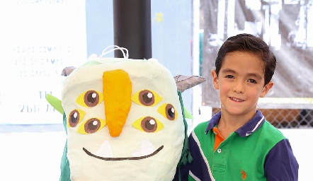  Marcelo con su piñata.