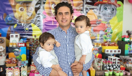  Alejandro Oropeza con sus gemelos José María y Santiago.