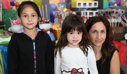  Genoveva con Marijó y Emilia Hernández .