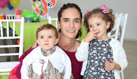  Mariana Vivanco con sus pequeñas .