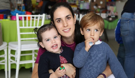  Con sus pequeños.