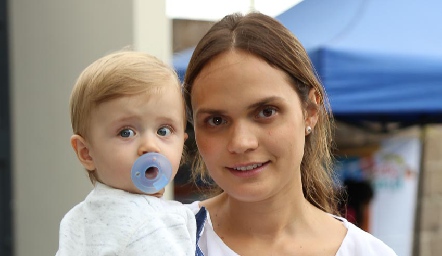Miriam con su bebé.