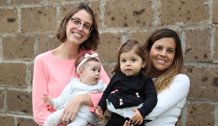  Patricia Dávila y María José Barragán con sus hijas.