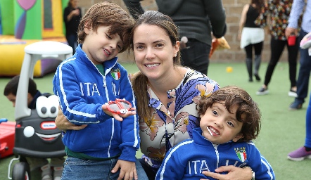  Adriana Medina con José Pablo y Santiago.