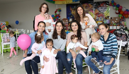  Las mamás con sus peques.
