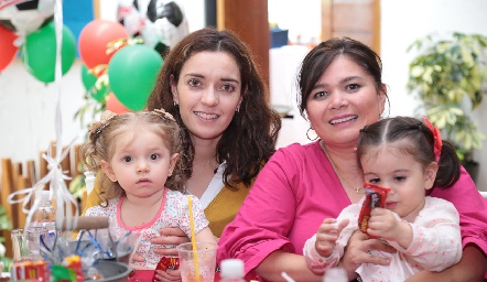  Vanesa Juárez, Nadia Montejano, Lizeth Lara y María Emilia Castanedo.
