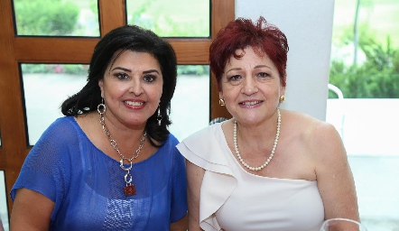  Diana Reyes de Romo y Adela Martínez.