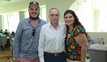  Alejandro Jr, Alejandro y Mónica Acebo.