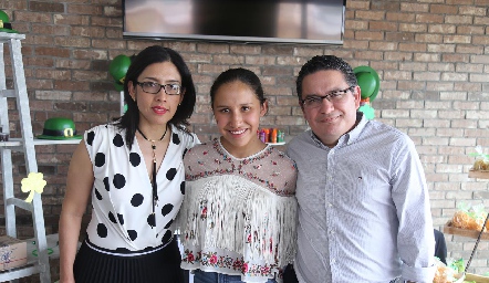 Alejandra Marroquín, Ximena y Omar Montes.