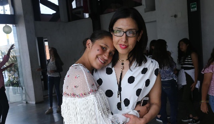 Ximena con su mamá Alejandra Marroquin.