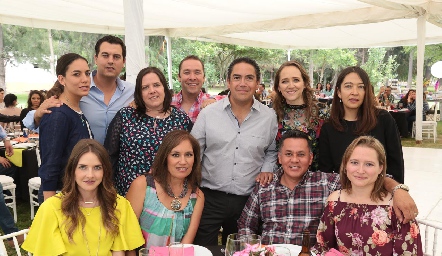  Blanca con su esposo y sus amigos.