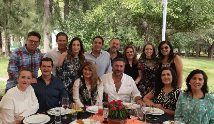  Toño, Jorge, Gaby, Toño, Ramón, Jamy, Blanquita, Moshi, Vero, Jaime, Renata, Felipe, Ana y Claudia.