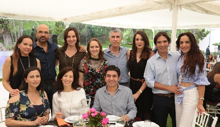  Blanca Rangel con sus amigos.