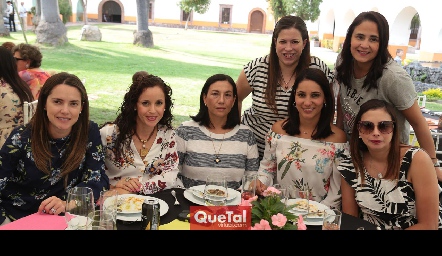  Amigas de la cumpleañera.