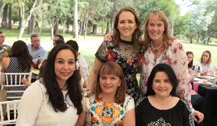 Blanca de Acebo con sus amigas.