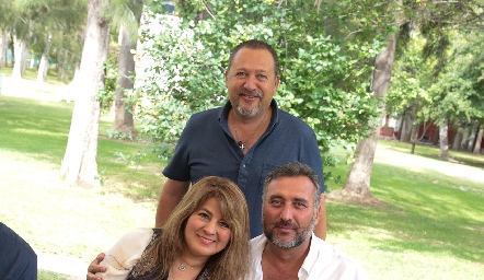  Renata Flores, Ramón Muñoz y Felipe Robledo.