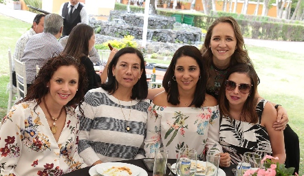  Con sus amigas.