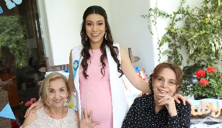  La futura mamá con sus abuelas, Clementina Fernández, Mucia Reverte y Fina Zúñiga.