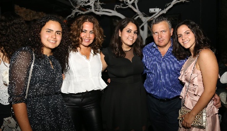 Renata Autrique, Bertha Hernández, Romina, Mauricio y Regina Autrique.