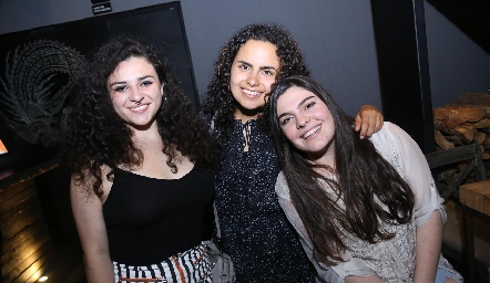  Faride Enaine, Regina Autrique y Cata Esper.
