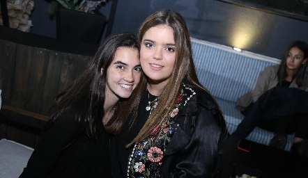  Mariana Cueto y Carlota de la Garza.