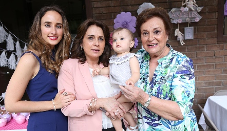  Cuatro generaciones de Ángeles, Ángeles Mahbub, Maru Labastida, Ángeles Labastida y Maruca Flores.