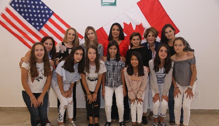  Con sus mamás Alba y María, Claudia y Clau, Maiela y Pau, Malena y Mariel, Gaby y Gaby, Rocío y Marijú, Sandra y Lorenza.